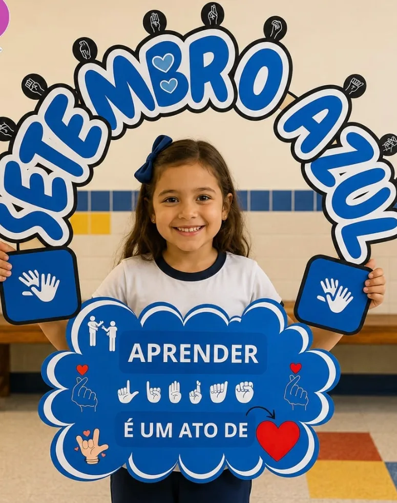 Criança usando moldura temática com a frase Aprender é um ato de amor