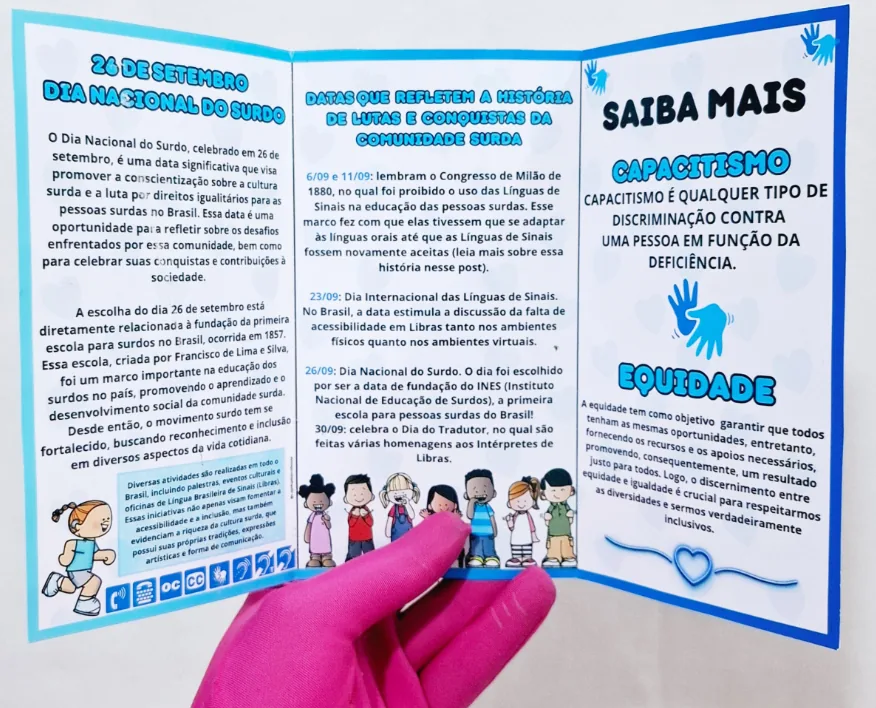 Informativo dobrável com datas e conceitos da comunidade surda