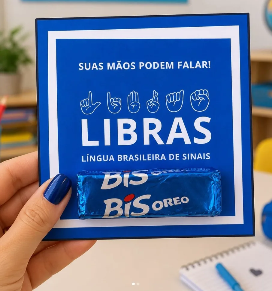 Cartão azul com sinais em Libras e espaço para mimo